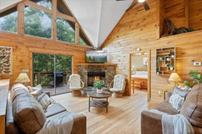 1 min to the Parkway SPACIOUS cabin w 3 suites and extra bedroom!